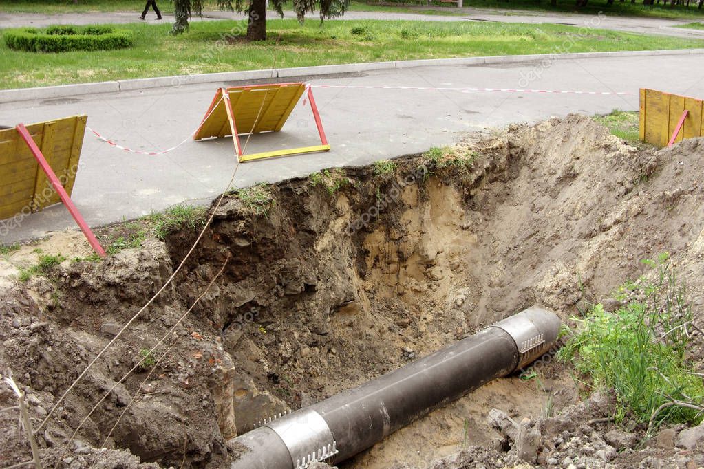 Prace przy wymianie rurociągu w pasie drogowym