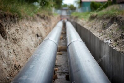 Brygada przy uk2adaniu rur w wykopie